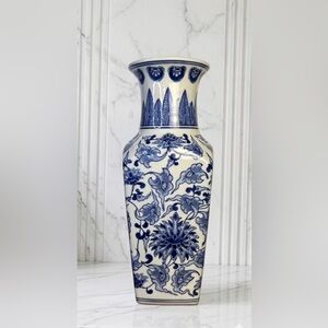 Chinoiserie Blue and White Ceramic Table Vase